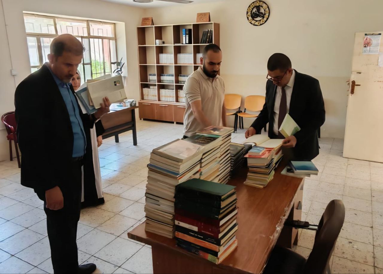 عائلة الأستاذ الراحل مكرم عبد القادر جلال تُهدي مكتبته الخاصة إلى كلية الإعلام – جامعة كركوك