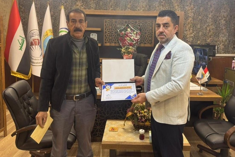 عميد كلية الإعلام يكرم موظفاً  بعد إحالته للتقاعد